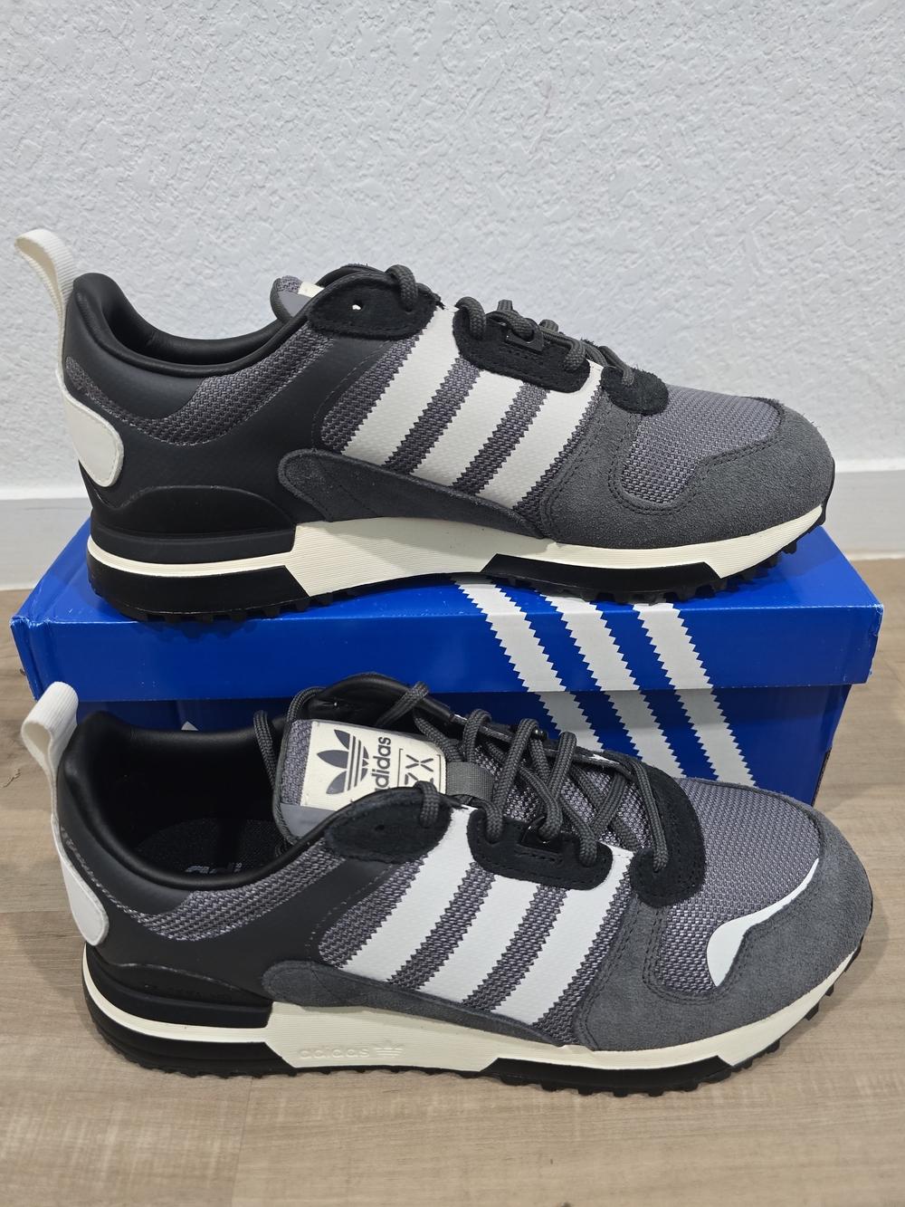 adidas ZX 700 Men's Runner Retro Grey & White Sneakers